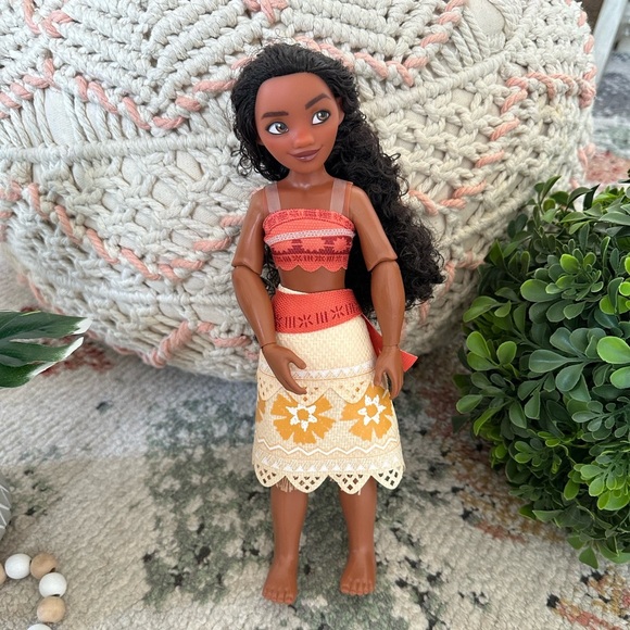 Disney Store Classic Moana Barbie Style Doll 11" Articulated Arms - Picture 2 of 9
